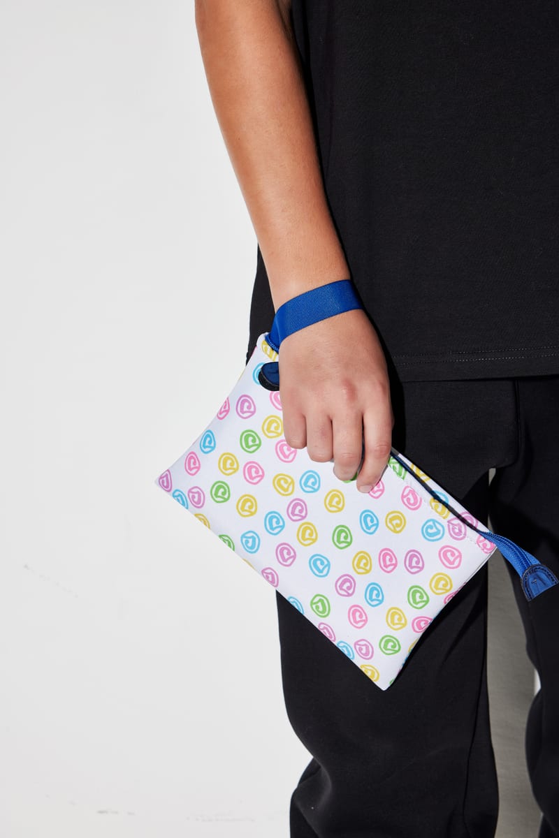 Pochette Sassolini con pattern del marchio, fotografia reale dello shooting