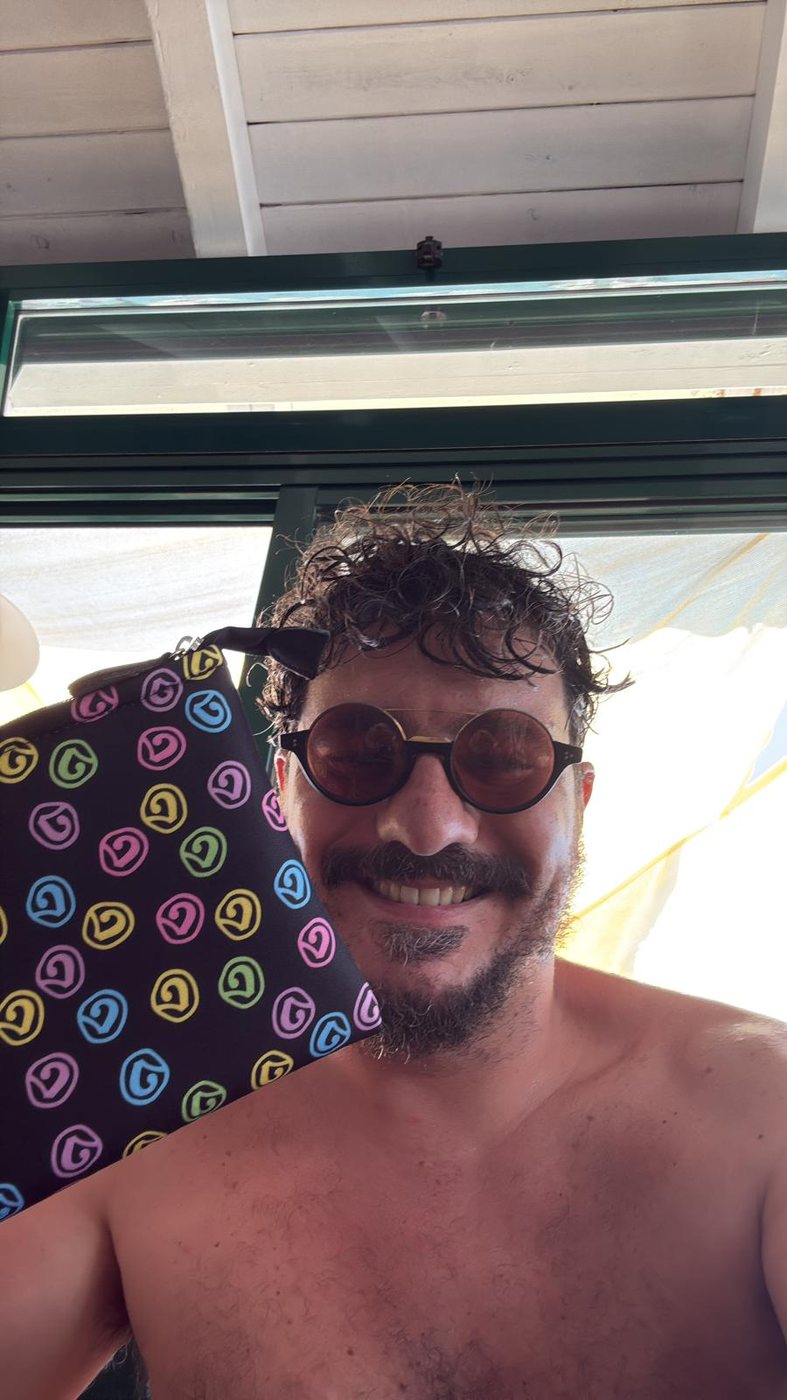 Persona che mostra una pochette Sassolini alle Isole Tremiti